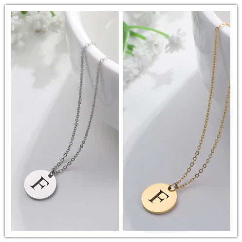 Collar de Oro con Colgante de Letra Elegante