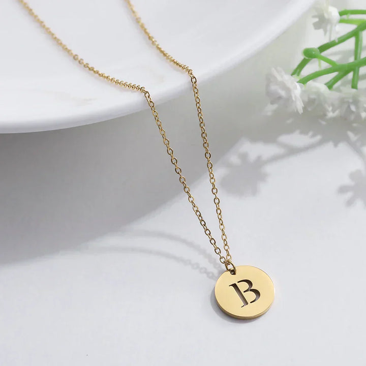 Collar de Oro con Colgante de Letra Elegante
