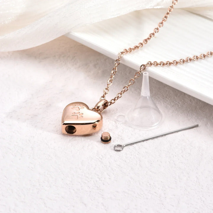 Collar con urna conmemorativa para mascotas – Colgante en forma de corazón con grabado de una pata