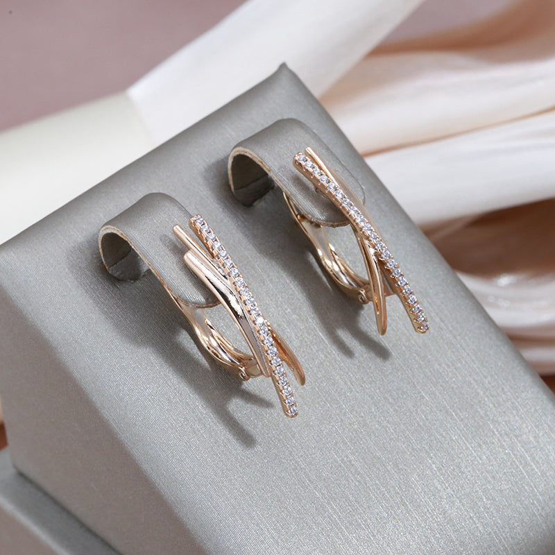 Elegantes pendientes con cruz en oro