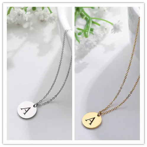 Collar de Oro con Colgante de Letra Elegante