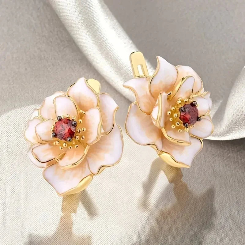 Pendientes blancos esmaltados con flores doradas