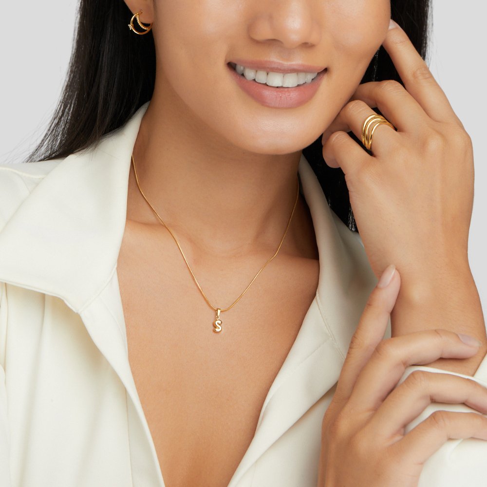 Collar Chic con Letra Burbuja