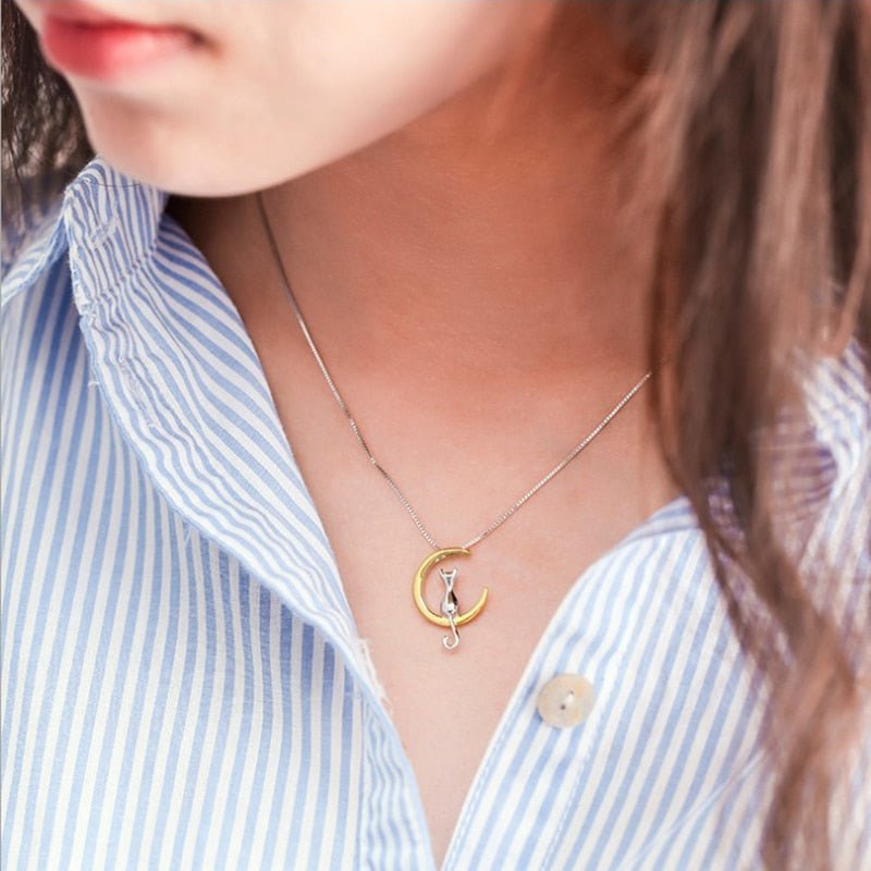 Elegante collar con luna creciente y gato