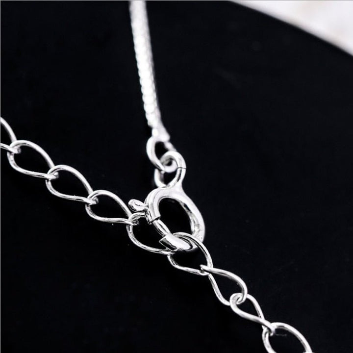 Elegante collar con luna creciente y gato