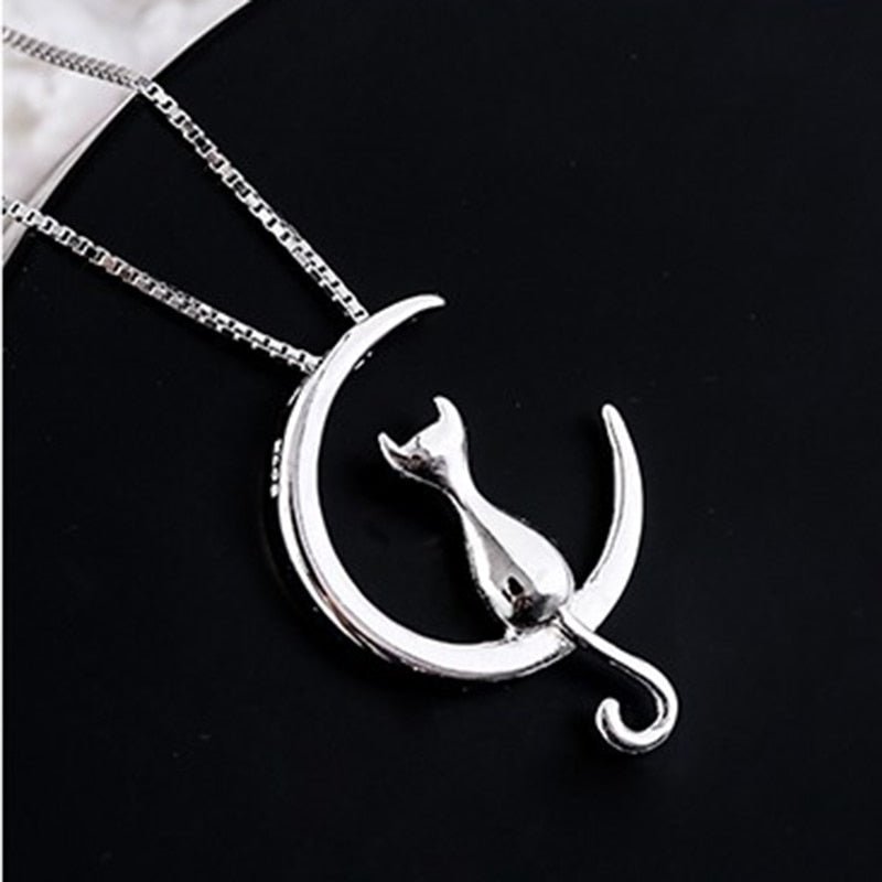 Elegante collar con luna creciente y gato
