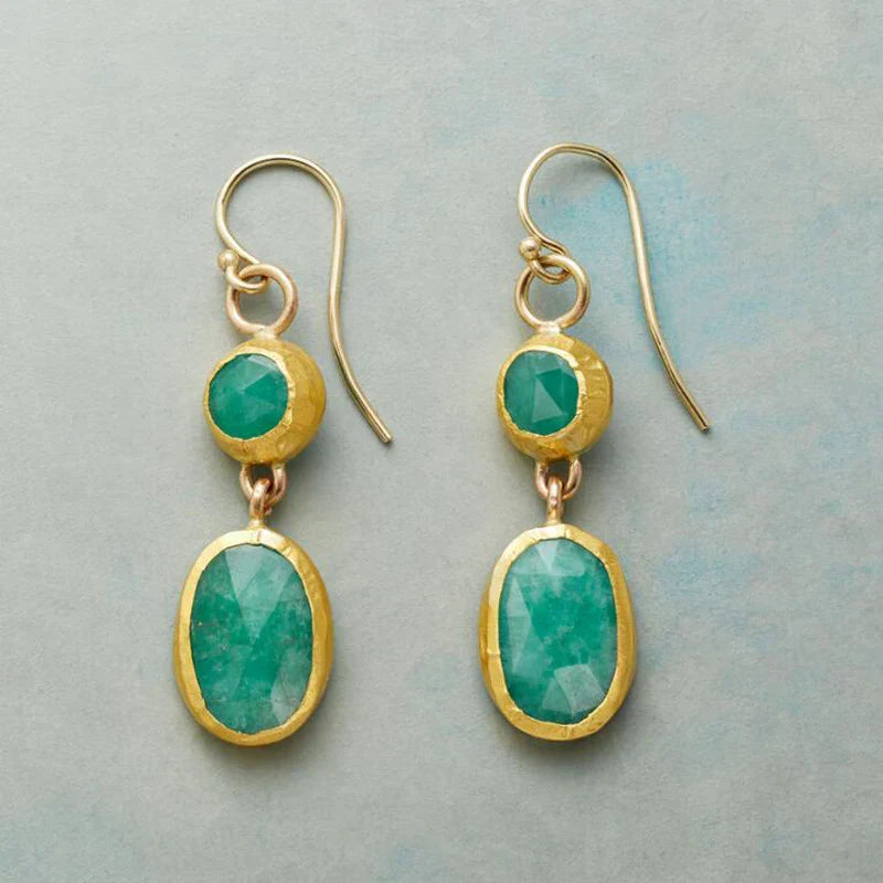Elegantes pendientes dorados con piedra turquesa