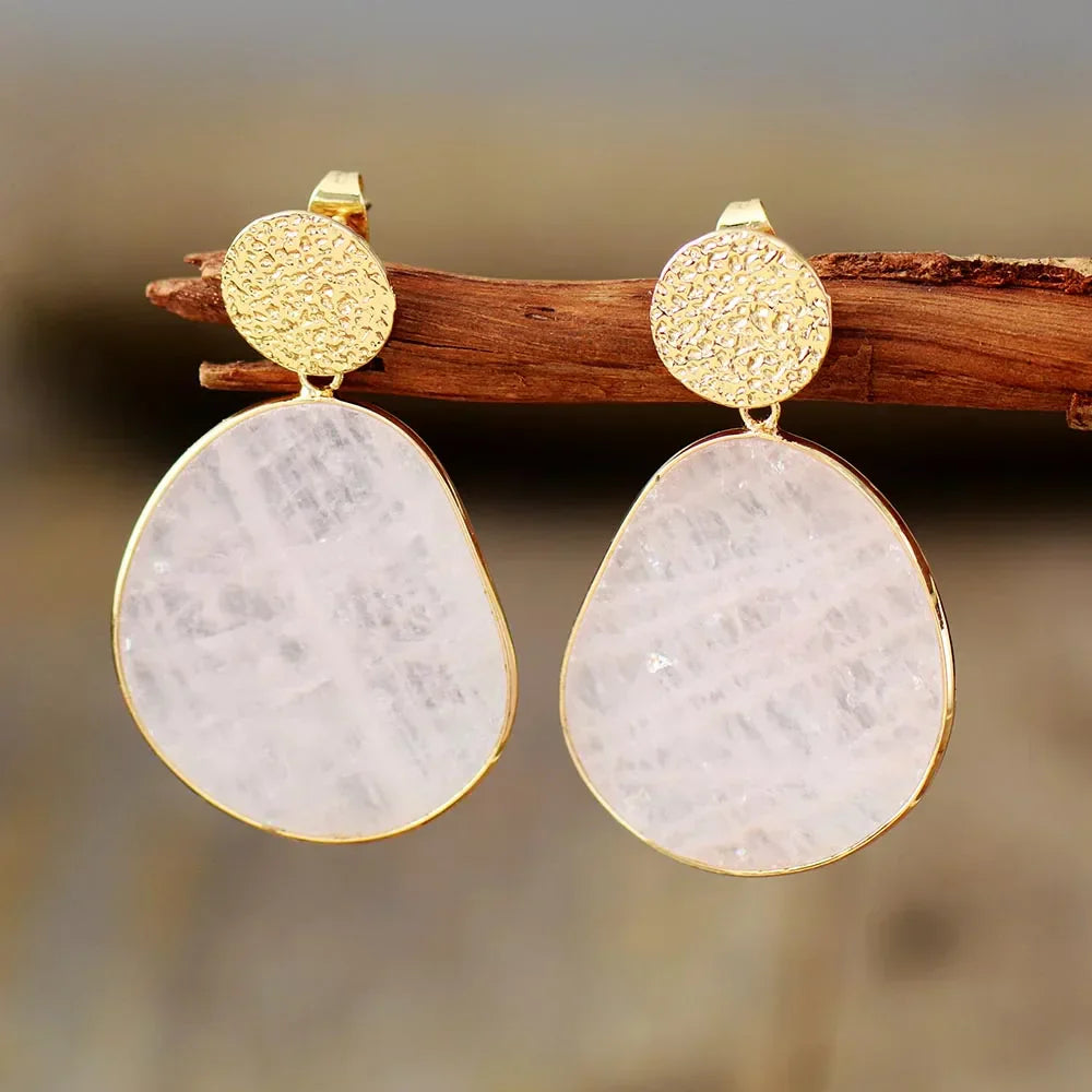 Pendientes dorados con piedra blanca