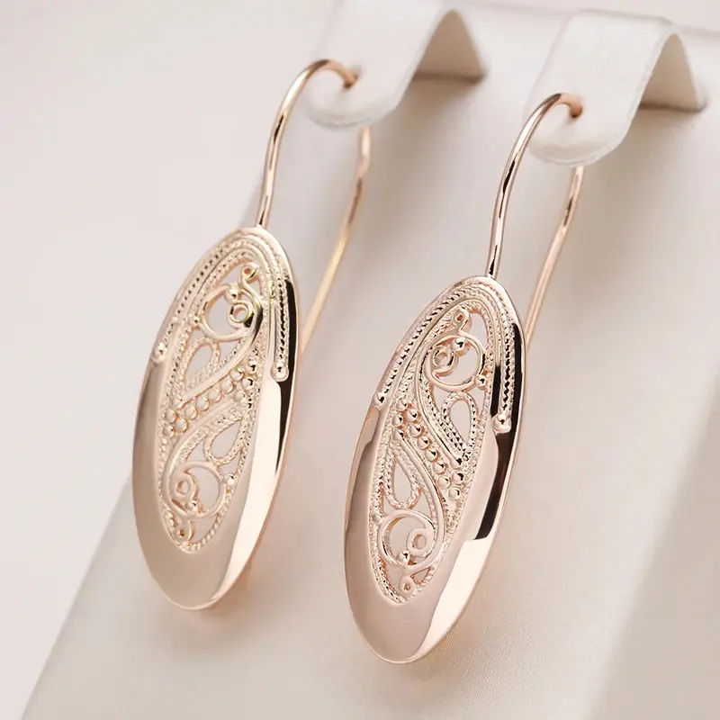 Elegantes pendientes dorados calados