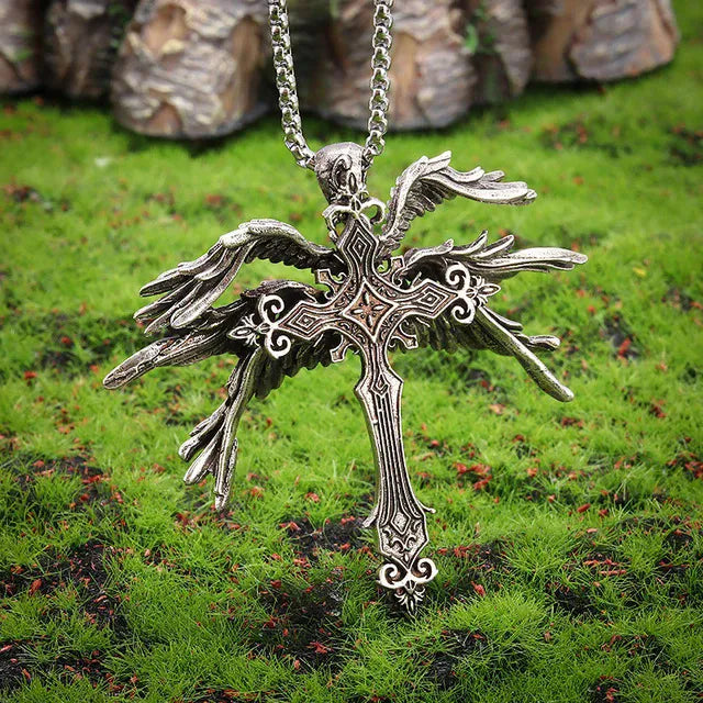Collar con colgante en forma de cruz con ángel de seis alas