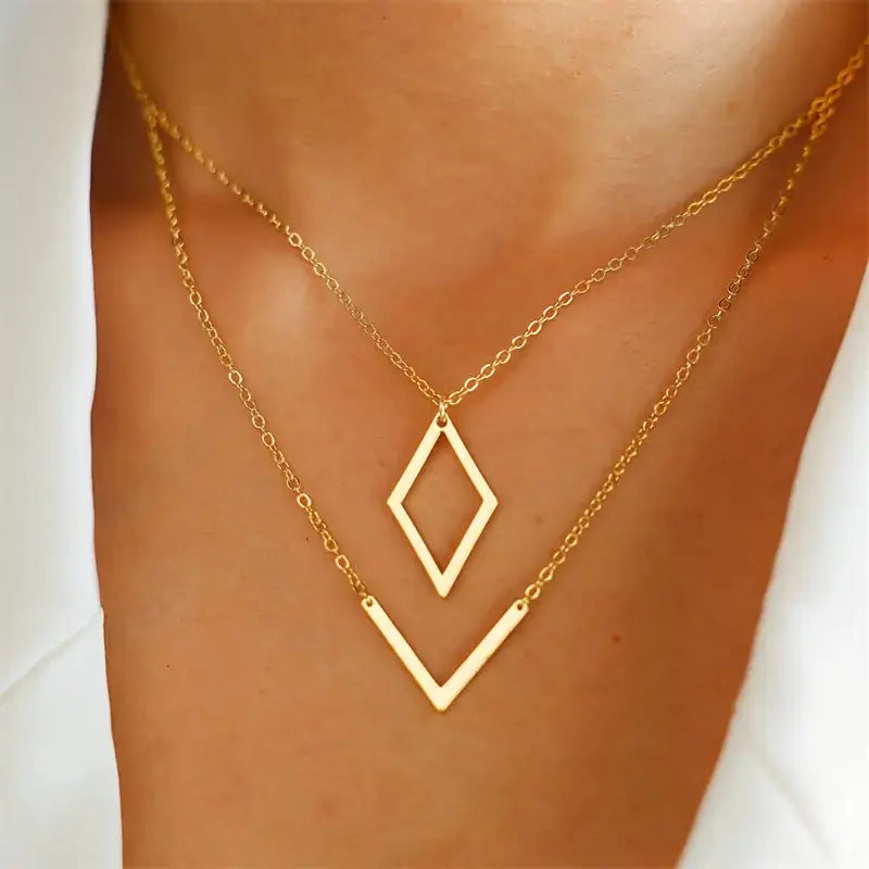 Elegante collar con colgante geométrico en forma de V