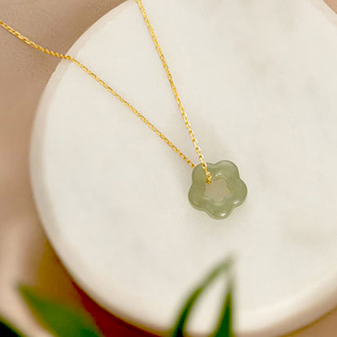 Collar con flor y jade