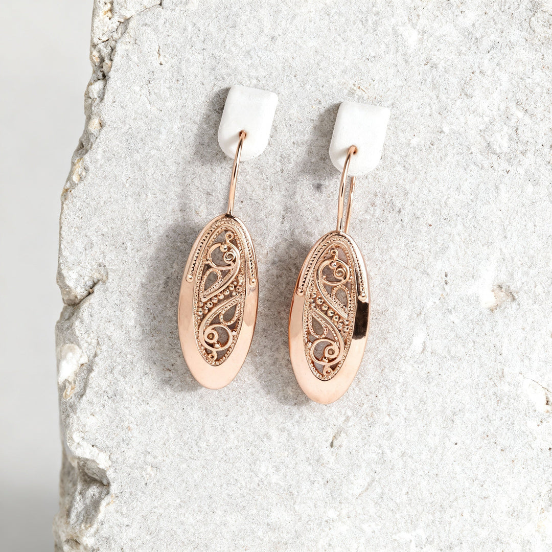 Elegantes pendientes dorados calados