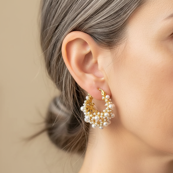 Pendientes de aro con diseño vintage en oro y perlas