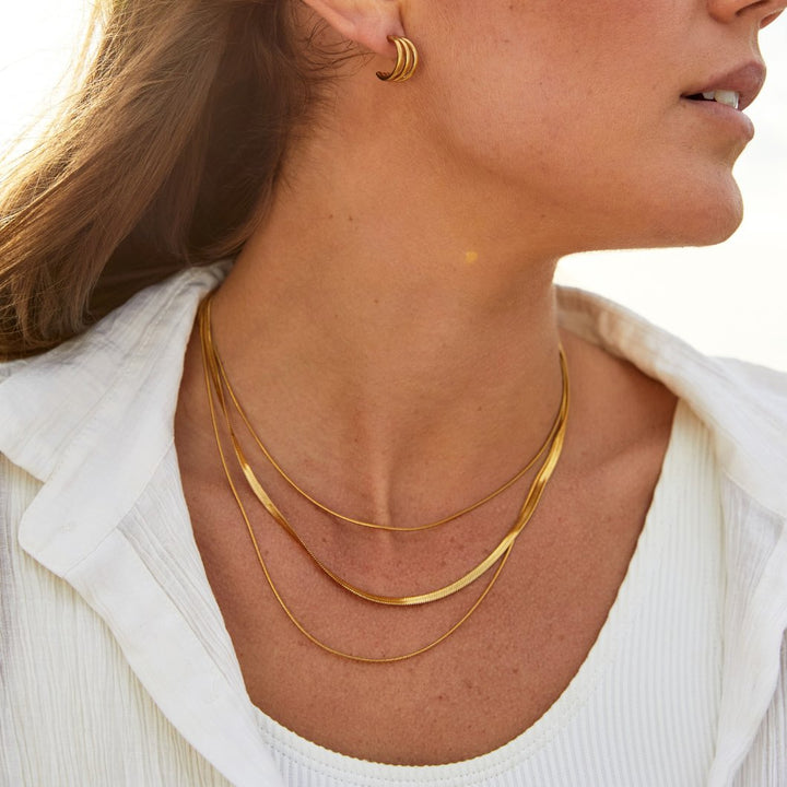 Collar de cadena dorada multicapa
