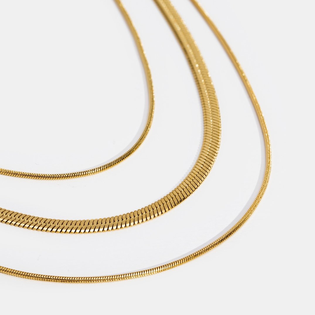 Collar de cadena dorada multicapa