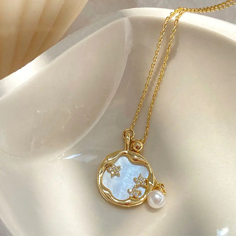 Collar de piedra lunar con perlas en oro