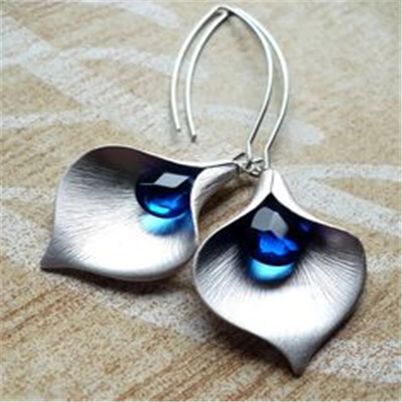 Pendientes de cristal azul y loto plateado