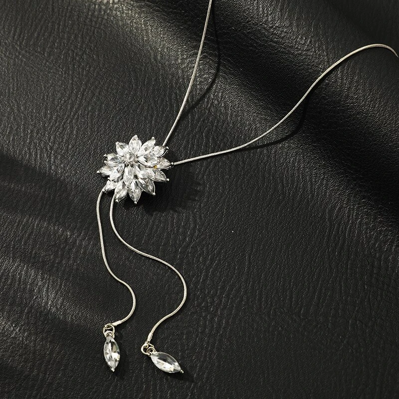 Collar de cristal plateado