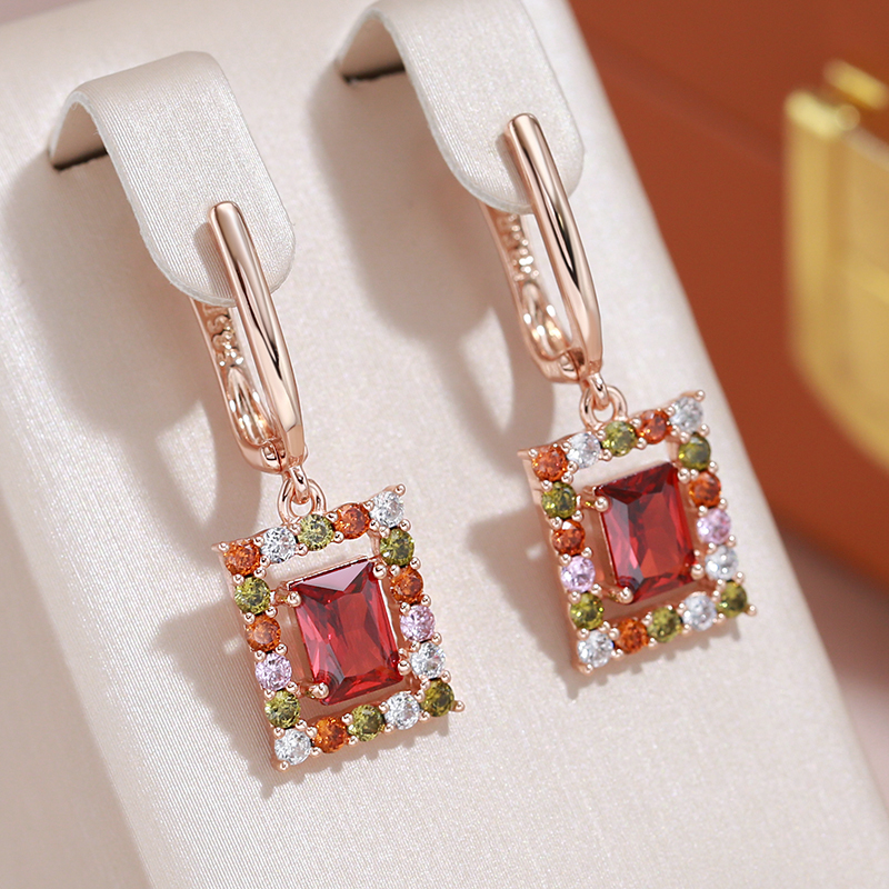 Elegantes pendientes cúbicos con cristales rojos