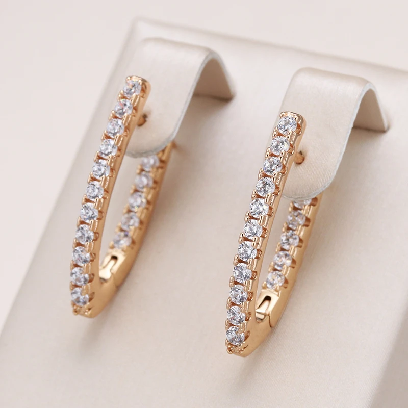 Pendientes brillantes puntiagudos elegantes