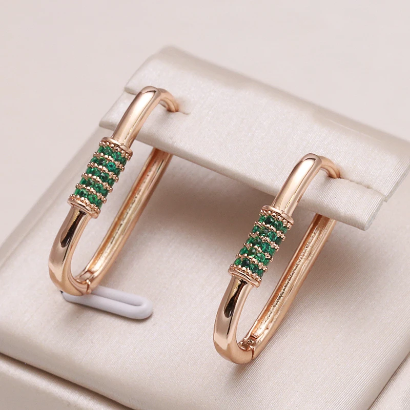 Elegantes pendientes pequeños con circonita verde