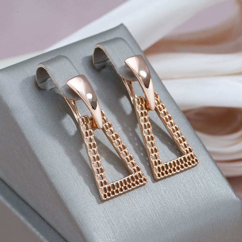 Elegantes pendientes de oro hueco