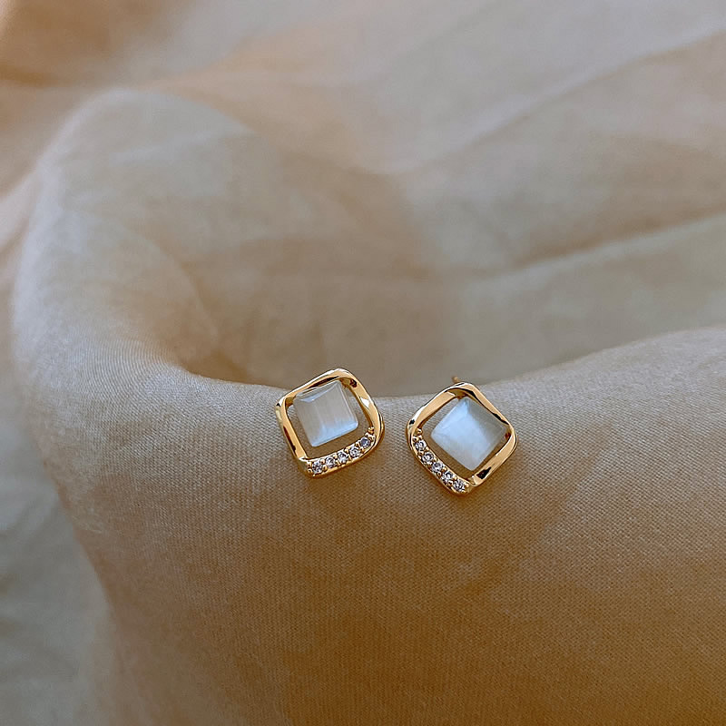 Elegantes pendientes con cristal dorado de luna