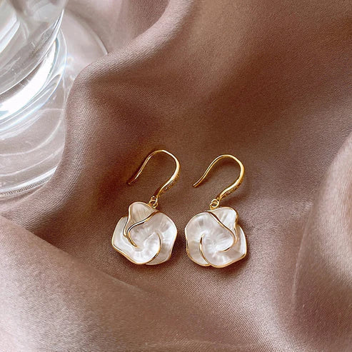 Elegantes pendientes con pétalos blancos