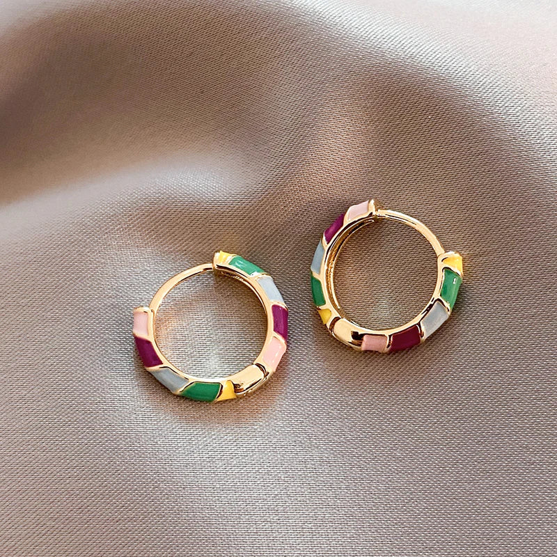 Elegantes pendientes con esmalte multicolor en oro