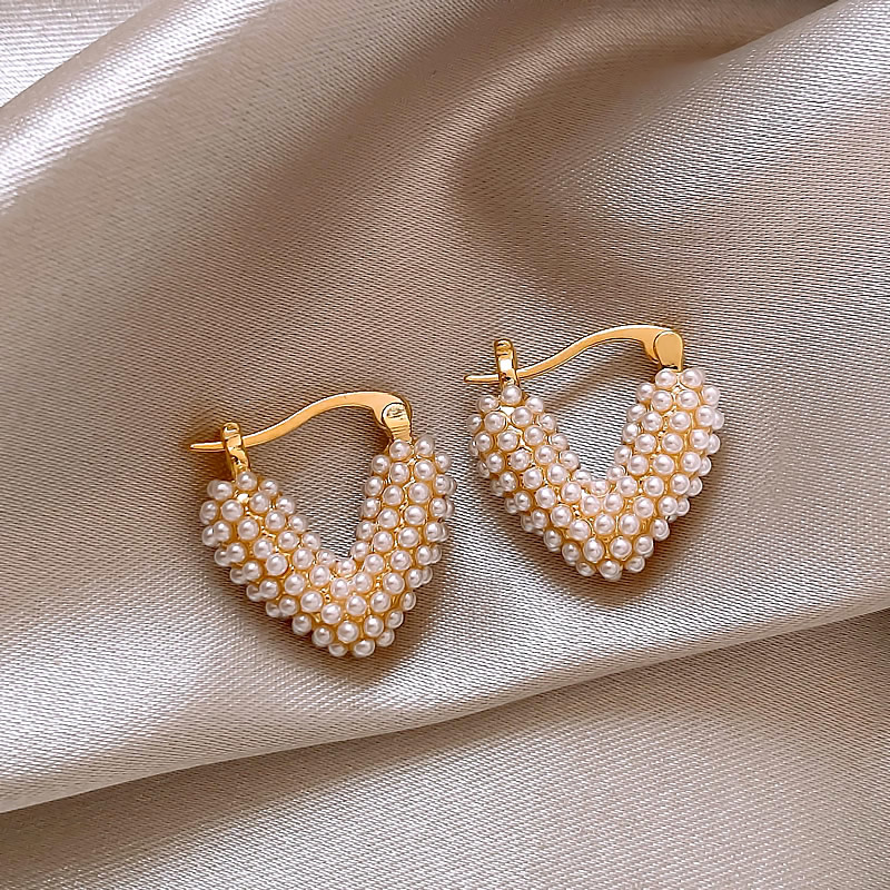 Elegantes pendientes en forma de corazón con perlas incrustadas