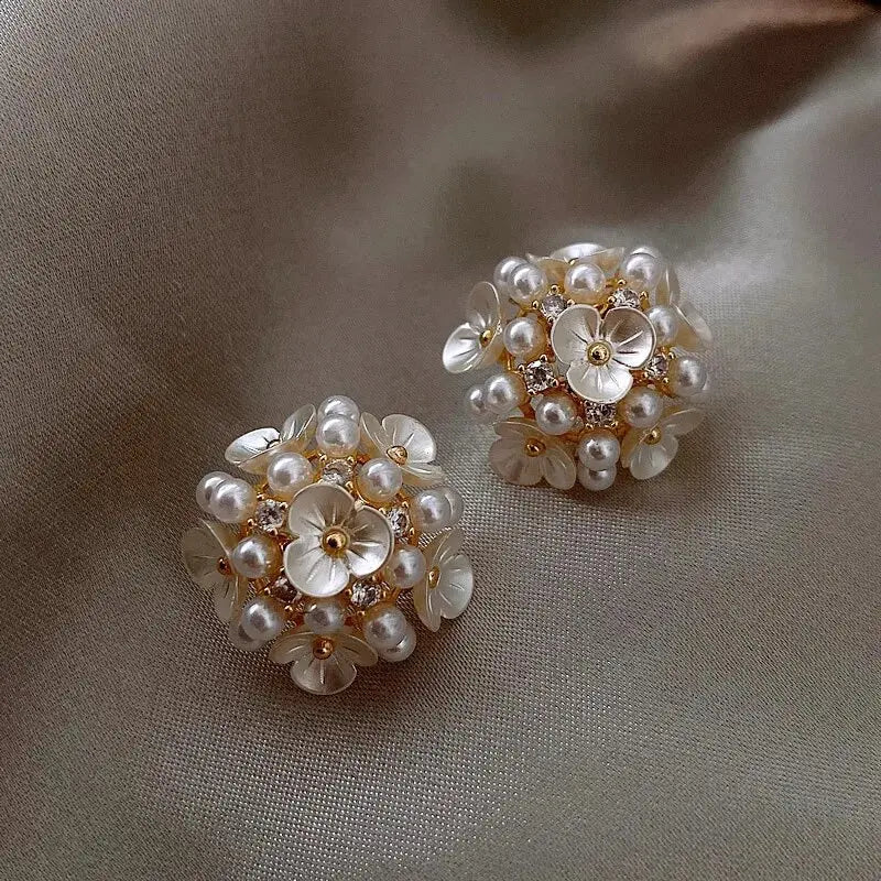 Pendientes en forma de flor con elegantes perlas