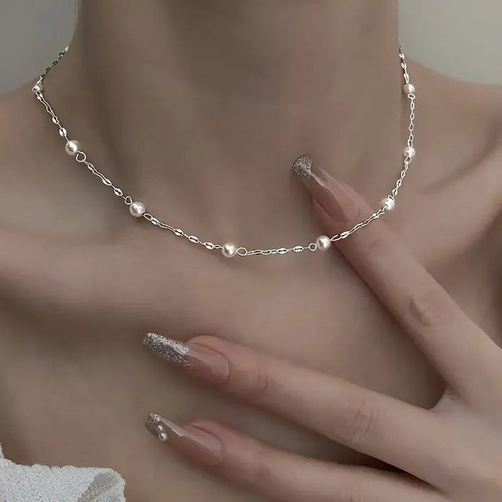 Elegante collar de perlas brillantes