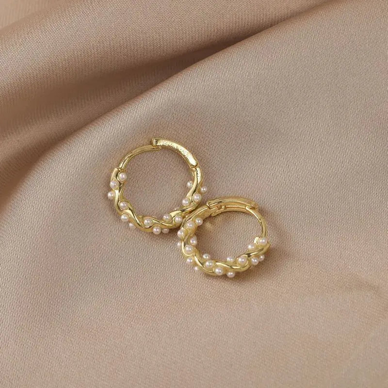 Elegantes pendientes de perlas redondas