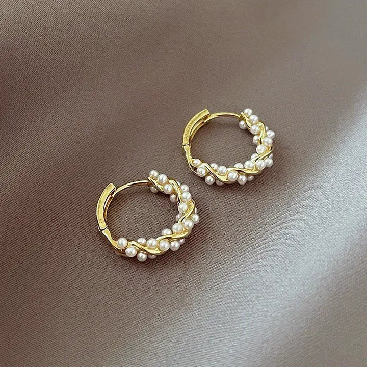Elegantes pendientes de perlas redondas