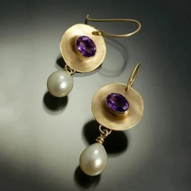 Pendientes dorados con detalles morados y perlas