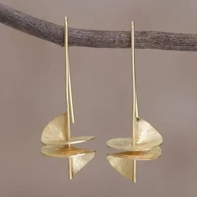 Elegantes pendientes con escamas doradas