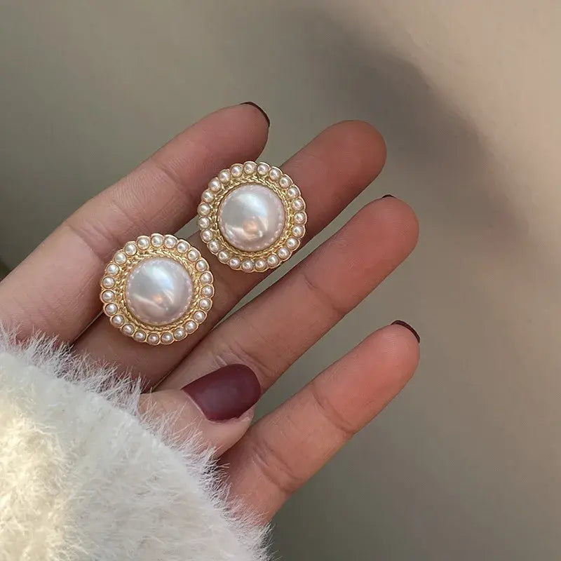 Elegantes pendientes con brillantes perlas
