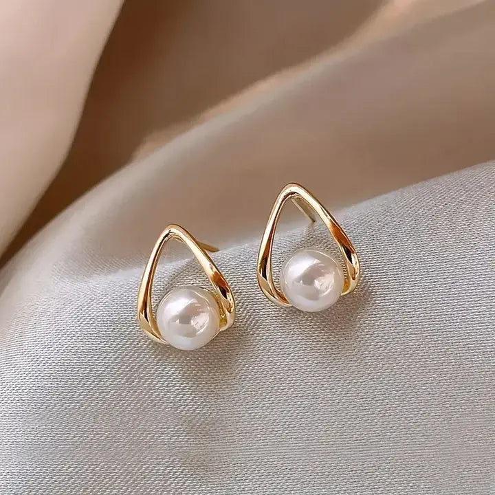 Pendientes huecos triangulares con elegantes perlas