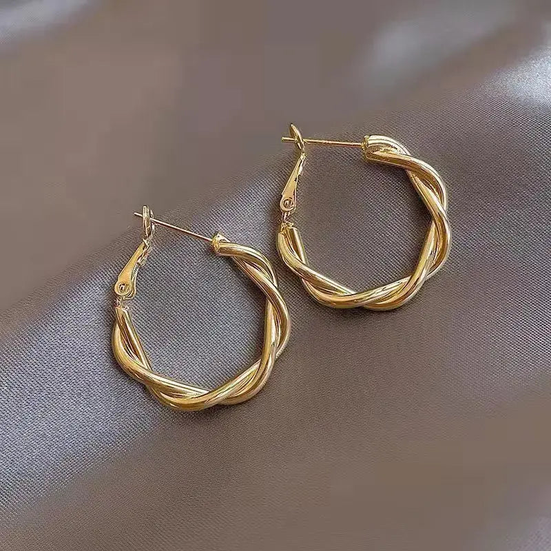 Elegantes pendientes dorados con nudo