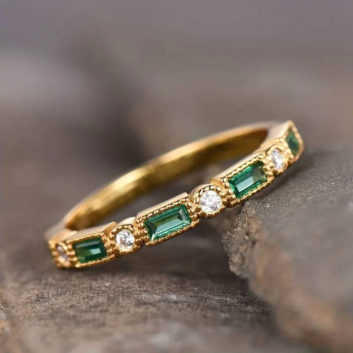 Anillo vintage dorado con circonita verde