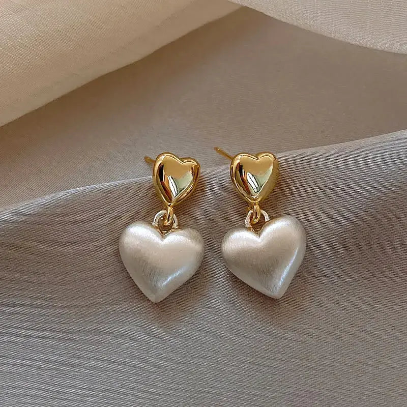 Elegantes pendientes con corazón de perla dorada