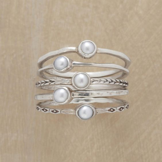 Anillo vintage de plata con incrustaciones de perlas