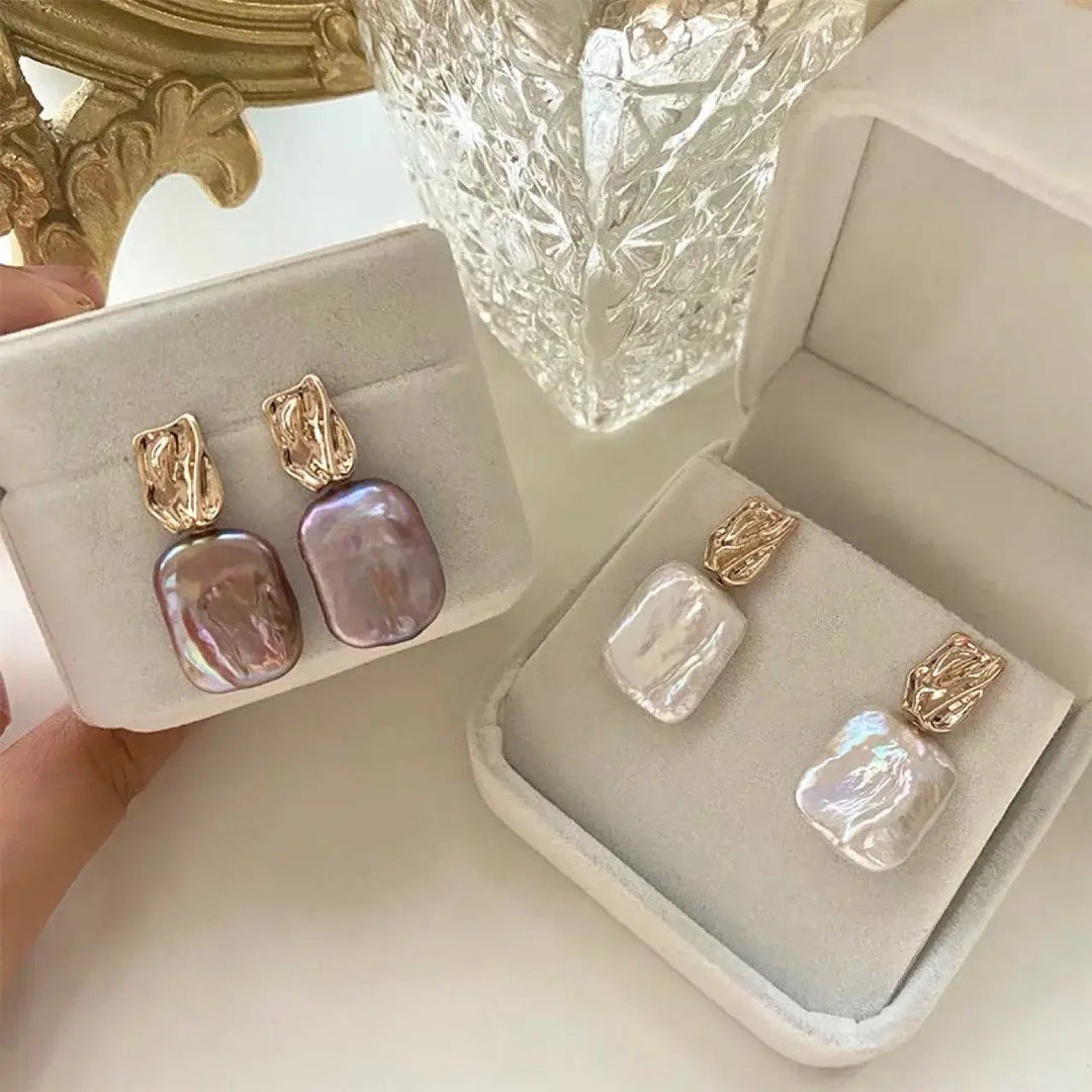 Elegantes pendientes de oro con perlas barrocas