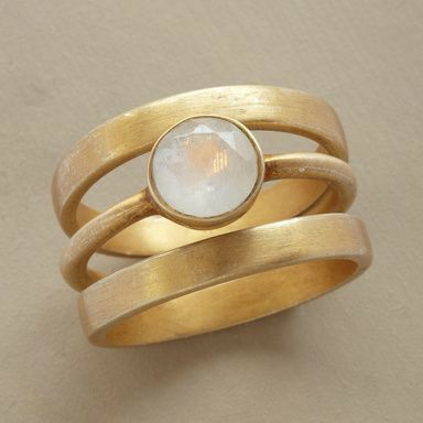 Anillo vintage de oro con incrustaciones de piedra lunar