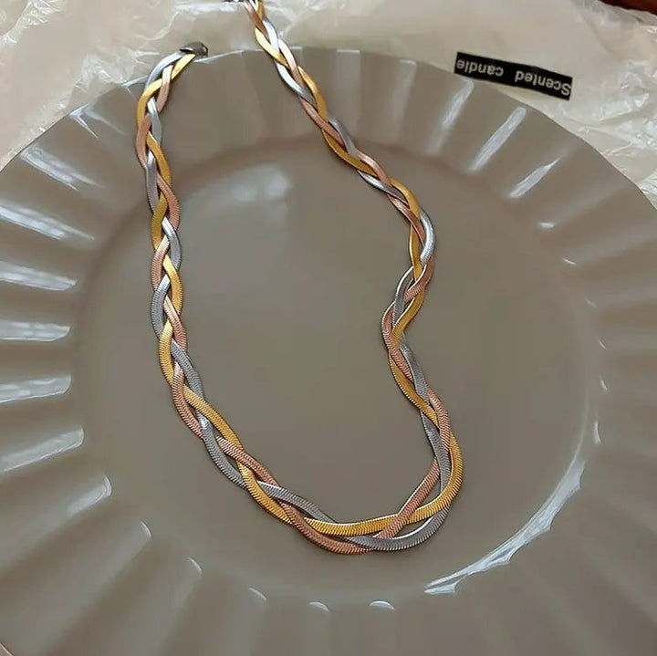 Elegante collar en dorado y plateado