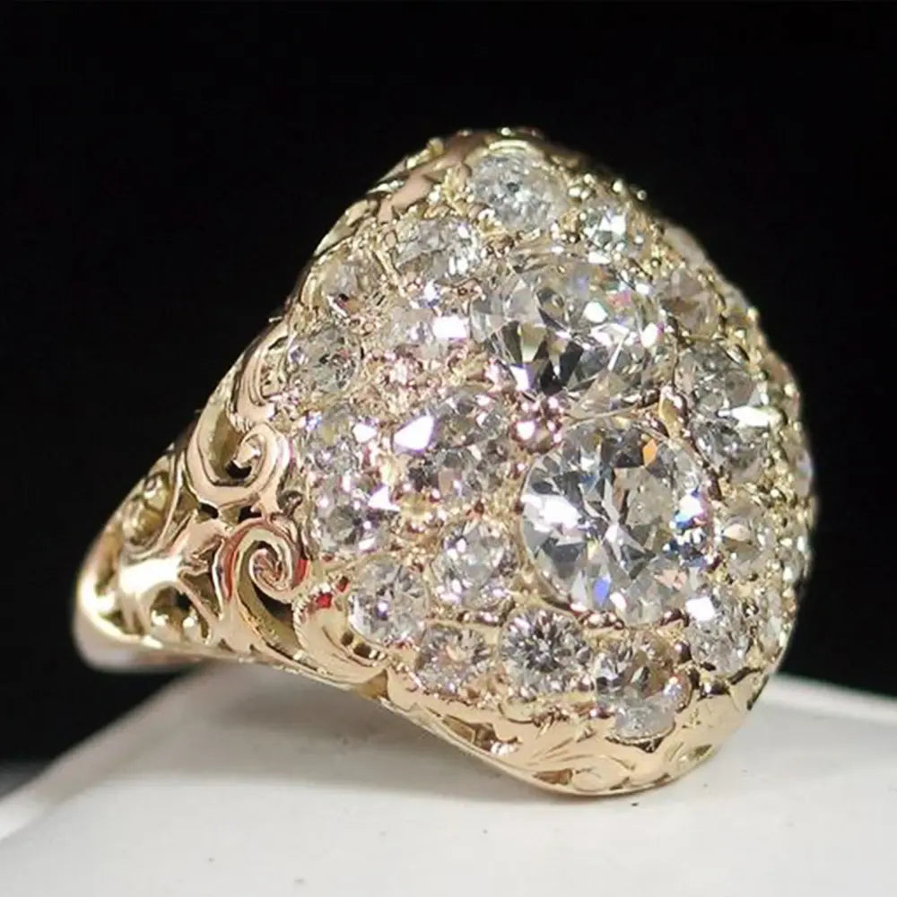 Anel Vintage Redondo Dourado com Diamante
