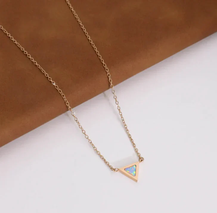 Collar con piedra lunar - Medallón triangular