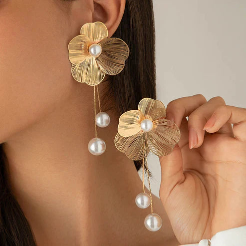 Pendientes bohemios con perlas y pétalos