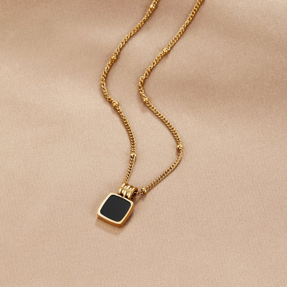 Collar con colgante Lucia en negro